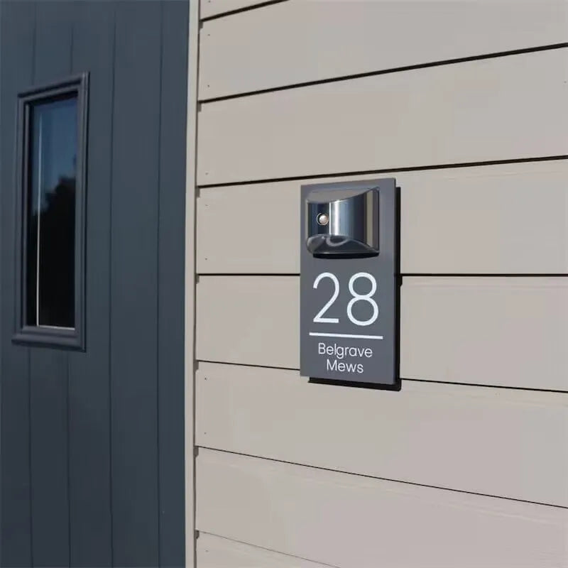 Personalizovaná solárna tabuľka na dvere: elegancia a viditeľnosť 