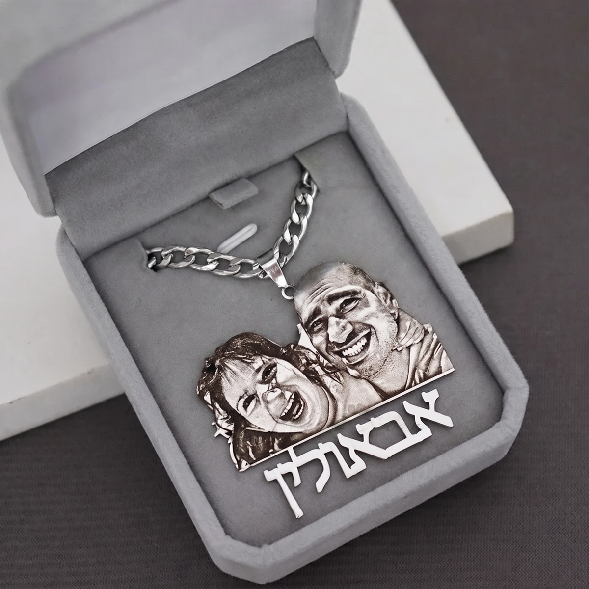 שרשרת מותאמת אישית עם תמונה ודיוקן חרוט 
